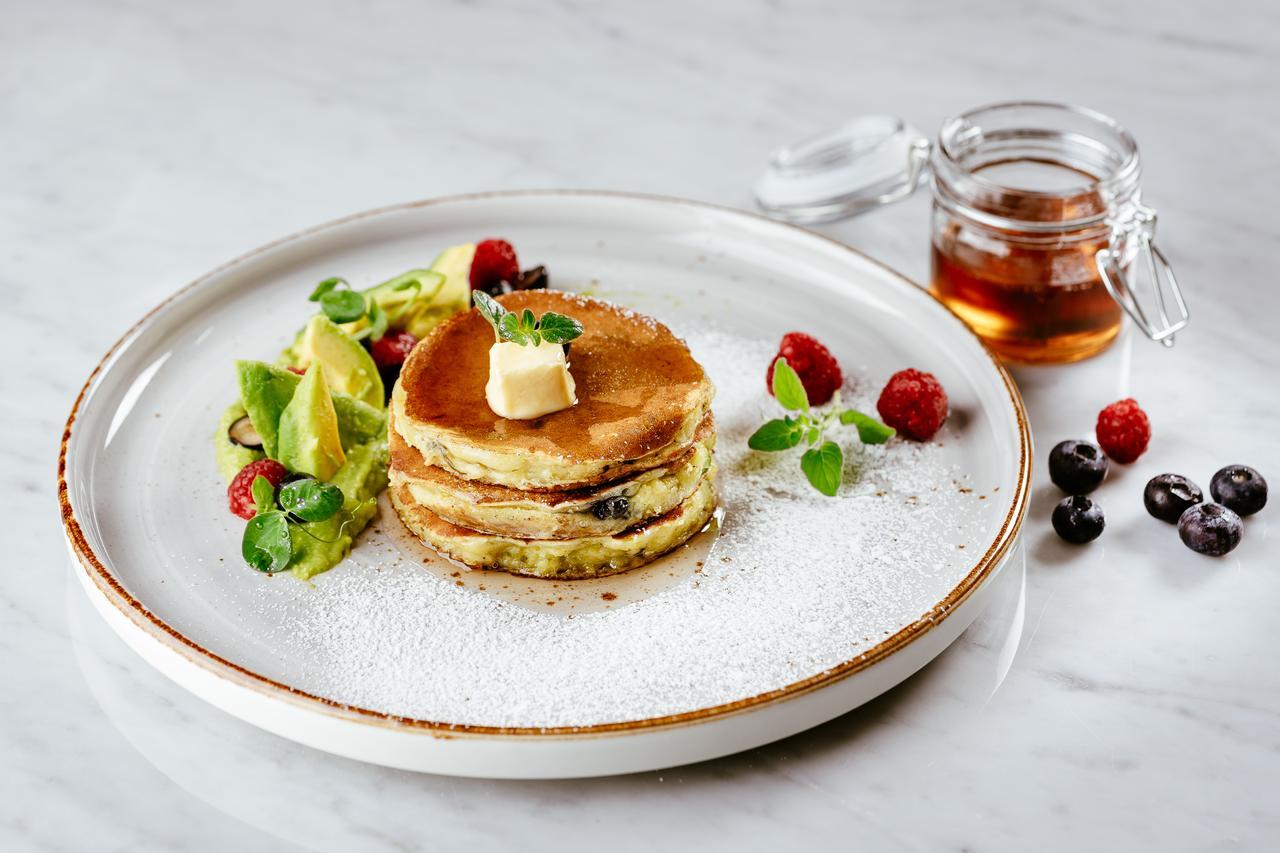 מלון בנגקוק Tastoria Collection Sukhumvit מראה חיצוני תמונה A stack of pancakes with butter and maple syrup